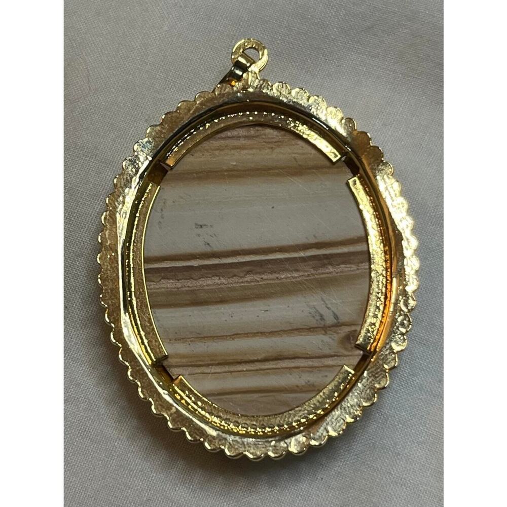 Striped Agate Pendant Necklace - Goldtone setting Vintage - Picture 2 of 2